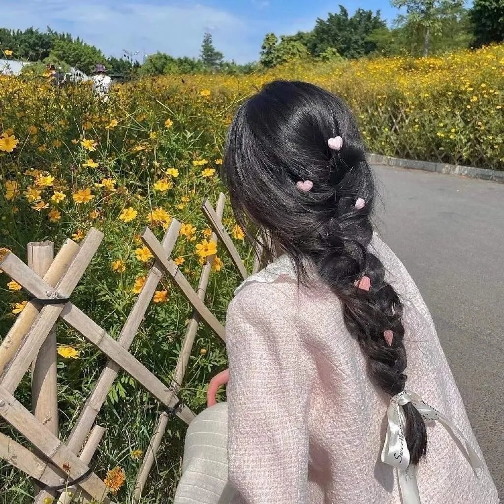 一匹马奔跑,一匹马跳跃